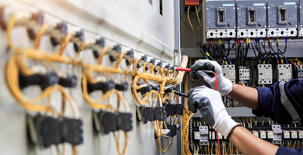 Professional Electrician technician working in Lake Magdalene, FL